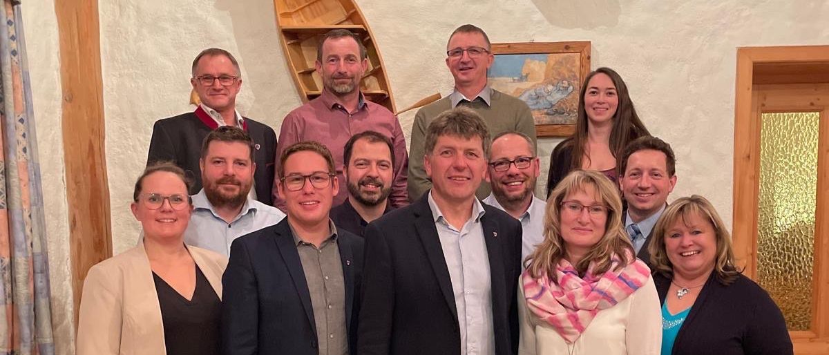 Bild enthält, Groupshot, Person, People, Adult, Female, Woman, Male, Man, Pants, Coat