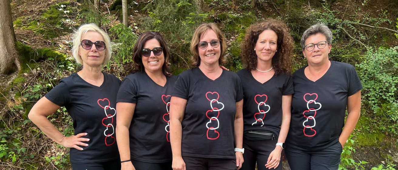 Bild enthält, T-Shirt, Sunglasses, Vegetation, Groupshot, Person, Adult, Female, Woman, Shorts, Man