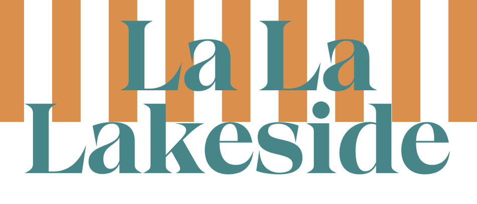 La La Lakeside Event-Poster mit orange-weißem Streifenhintergrund, Datum 16. Mai, Zeit 16 Uhr, Ort Villa Alma St Gilgen, sowie Informationen über eine Modenschau, Almas Kollektionsstart und Essen, Getränke und Musik.