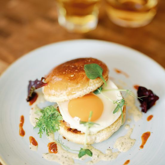 Bild enthält, Food, Food Presentation, Plate, Burger, Brunch, Egg, Fried Egg, Bread