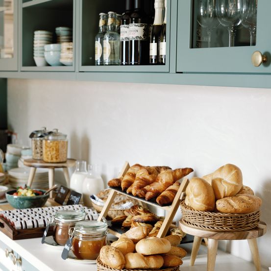 Bild enthält, Shelf, Food, Meal, Brunch, Shop, Bread, Pantry