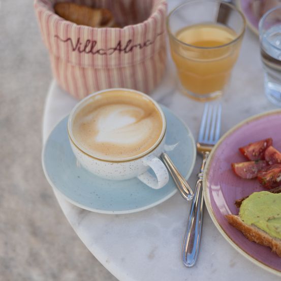 Bild enthält, Cup, Cutlery, Brunch, Beverage, Coffee Cup, Fork, Saucer, Bread, Baby, Person