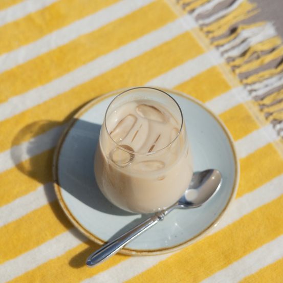 Bild enthält, Cutlery, Spoon, Cup, Saucer, Plate, Cream, Dessert, Frozen Yogurt, Milk, Coffee Cup