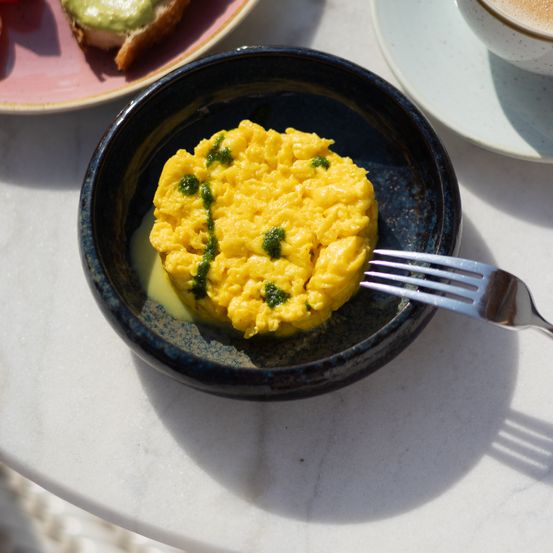 Bild enthält, Food, Food Presentation, Cutlery, Fork, Beverage, Coffee, Coffee Cup, Bread, Plate