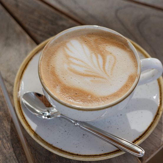 Bild enthält, Cup, Beverage, Coffee, Coffee Cup, Latte Art