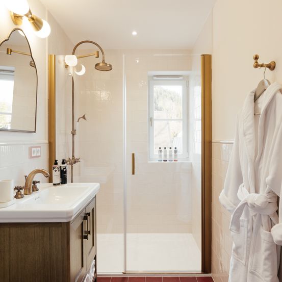 Bild enthält, Fashion, Floor, Indoors, Room, Shower Faucet, Flooring, Sink, Sink Faucet, Clothing, Robe