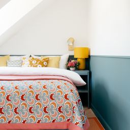 Bild enthält, Indoors, Interior Design, Cushion, Home Decor, Bed, Furniture, Bedroom, Housing, Loft, Bed Sheet