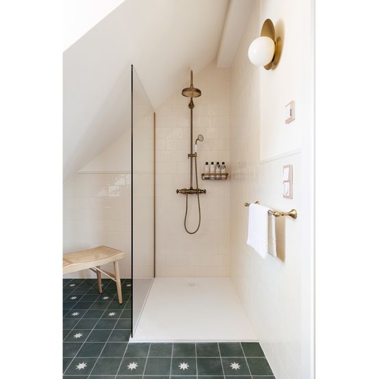 Bild enthält, Indoors, Bathroom, Room, Shower Faucet, Interior Design