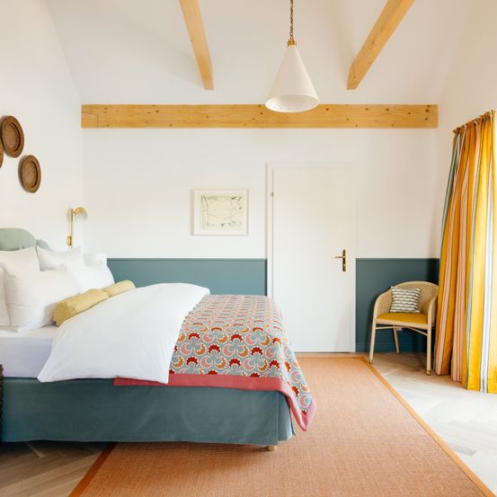 Bild enthält, Indoors, Interior Design, Home Decor, Corner, Bed, Furniture, Bedroom, Cushion, Dorm Room, Ceiling Fan