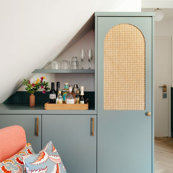 Bild enthält, Indoors, Interior Design, Cushion, Home Decor, Furniture, Living Room, Shelf, Cupboard, Couch, Cabinet