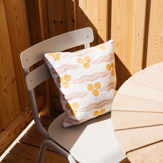 Bild enthält, Cushion, Home Decor, Interior Design, Wood, Plywood, Pillow, Chair, Furniture, Wood Panels, Hardwood