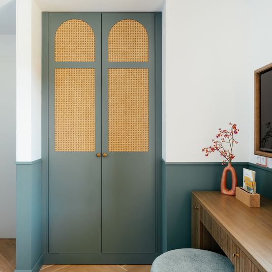 Bild enthält, Corner, Indoors, Interior Design, Door, Furniture, Flower, Plant, Architecture, Building, Housing