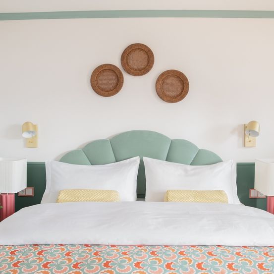 Bild enthält, Cushion, Home Decor, Indoors, Interior Design, Bed, Furniture, Pillow, Corner, Bedroom, Bed Sheet