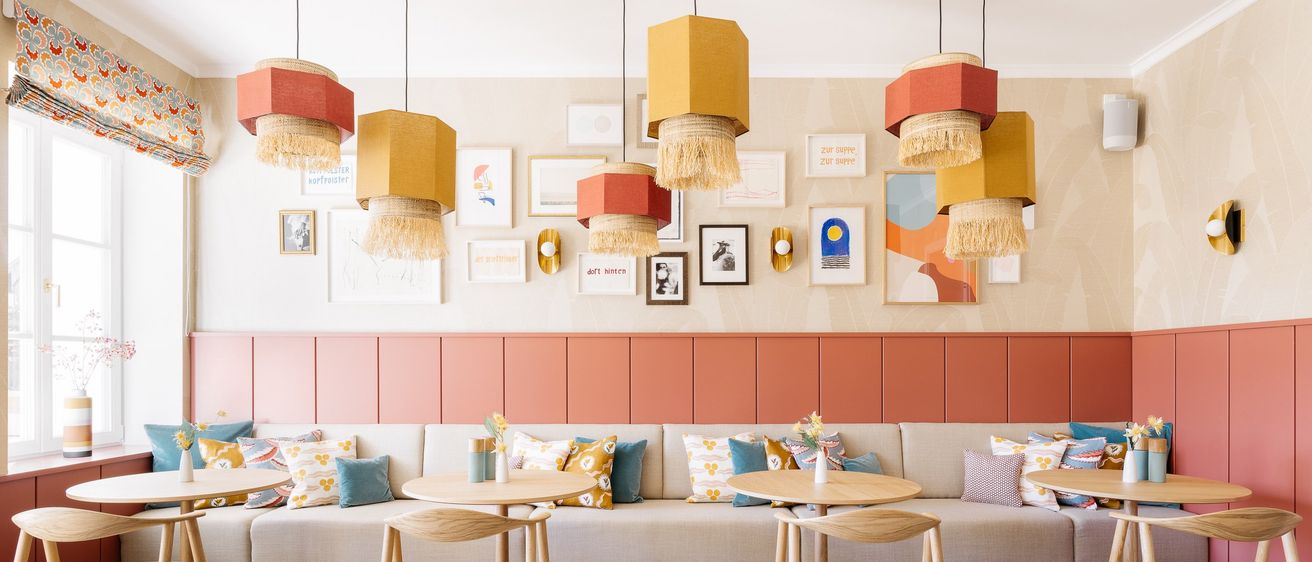 Bild enthält, Home Decor, Dining Room, Dining Table, Indoors, Table, Restaurant, Interior Design, Cafeteria, Flooring, Rug