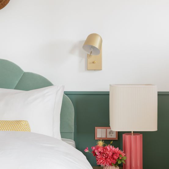 Bild enthält, Lamp, Interior Design, Table Lamp, Flower, Flower Arrangement, Cushion, Switch, Flower Bouquet, Bed, Pillow