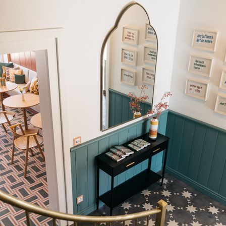 Bild enthält, Dining Room, Dining Table, Indoors, Interior Design, Floor, Chair, Staircase, Cafeteria, Restaurant, Flooring