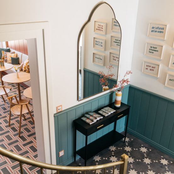 Bild enthält, Dining Room, Dining Table, Indoors, Interior Design, Floor, Chair, Staircase, Cafeteria, Restaurant, Flooring