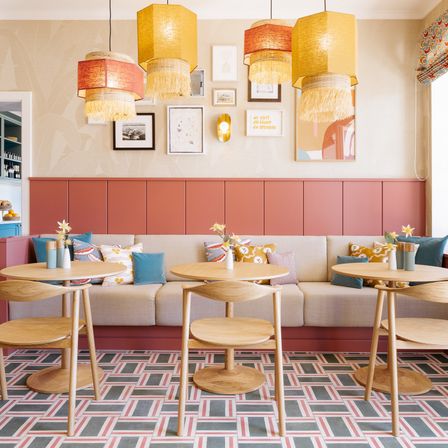 Bild enthält, Dining Room, Dining Table, Furniture, Indoors, Table, Home Decor, Interior Design, Floor, Flooring, Restaurant