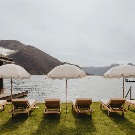 Bild enthält, Nature, Outdoors, Scenery, Building, Hotel, Resort, Chair, Shelter, Lakefront, Wheel