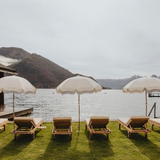 Bild enthält, Nature, Outdoors, Scenery, Building, Hotel, Resort, Chair, Shelter, Lakefront, Wheel
