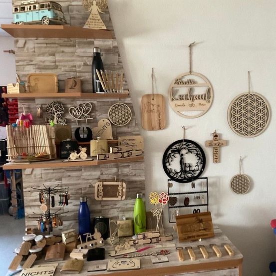 Bild enthält, Building, Factory, Manufacturing, Workshop, Art, Handicraft, Bus, Wheel, Handbag, Person