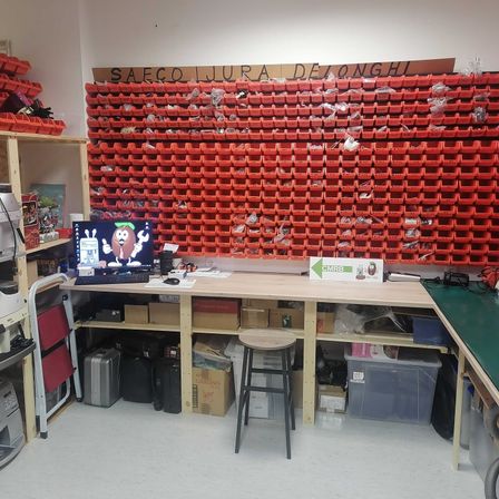 Bild enthält, Factory, Manufacturing, Indoors, Workshop, Furniture, Table, Desk, Box, Monitor