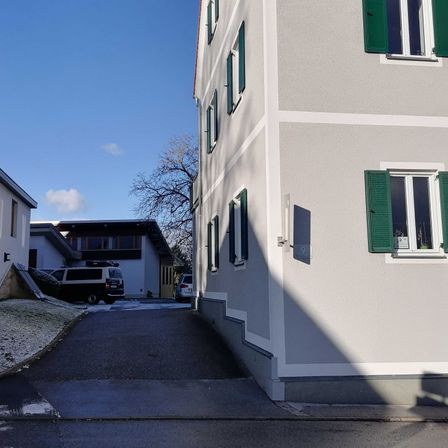 Bild enthält, City, Road, Street, Urban, Housing, Suburb, Outdoors, House, Car, Window