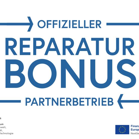 Bild enthält, Advertisement, License Plate, Transportation, Vehicle, Scoreboard, Poster, Text