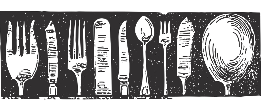 Ein monochromes Bild verschiedener Utensilien. Es gibt zwei Gabeln, ein Messer, einen Löffel und eine weitere Gabel. Die Utensilien sind in einer Reihe angeordnet.