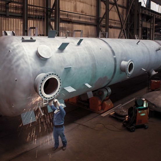 Bild enthält, Person, Factory, Shoe, Manufacturing, Glove, Belt, Mortar Shell