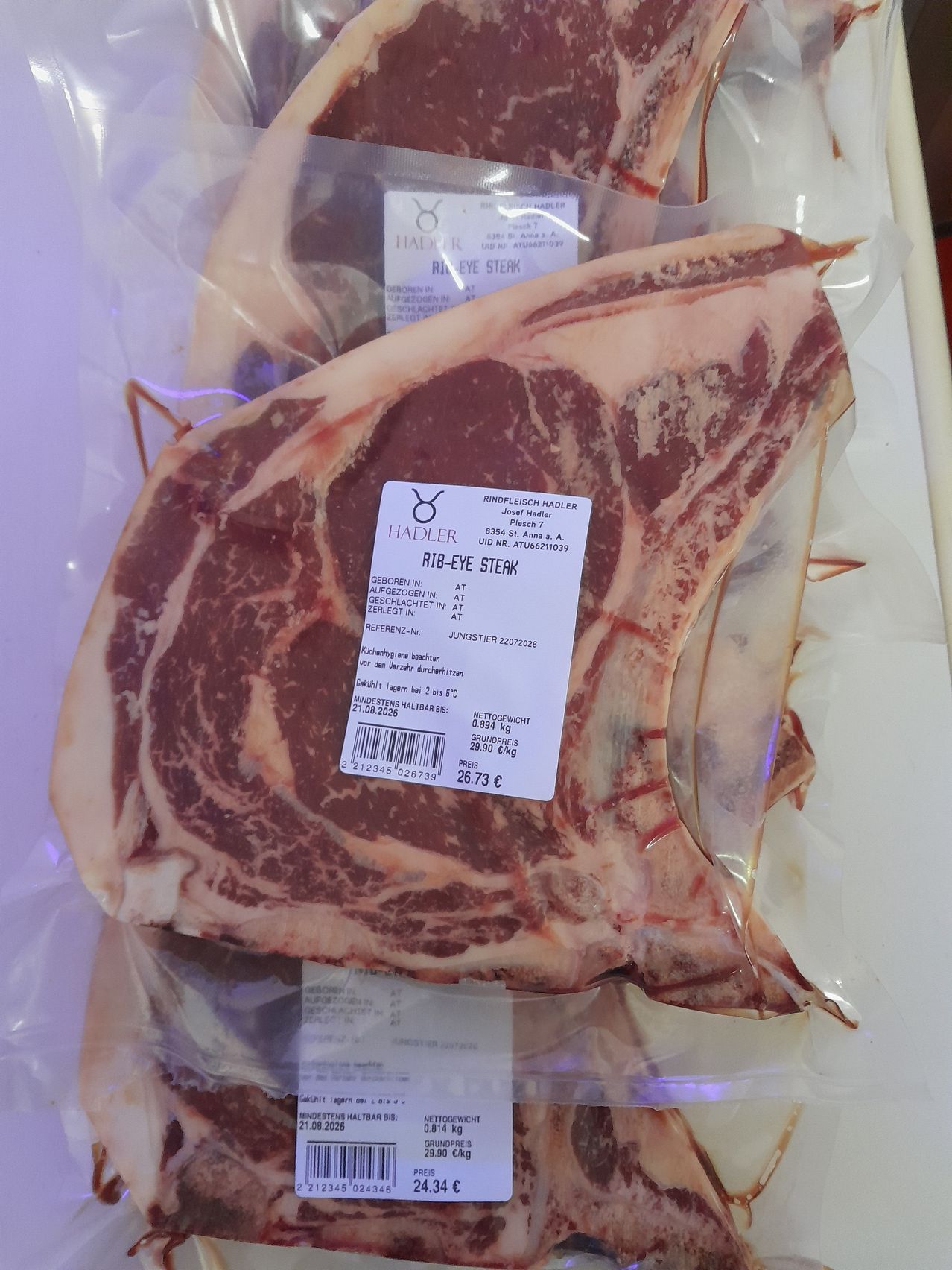 Ein verpackter Rinder-Augensteak von Hadler, mit einem Etikett, das Details wie Gewicht, Preis und Produktionsdatum zeigt. Das Steak ist frisch und hat eine gute Marmorierung.