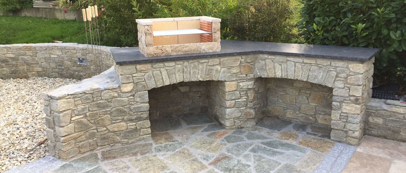 Bild enthält, Flagstone, Path, Walkway, Backyard, Outdoors, Road, Floor, Bench, Patio, Fireplace