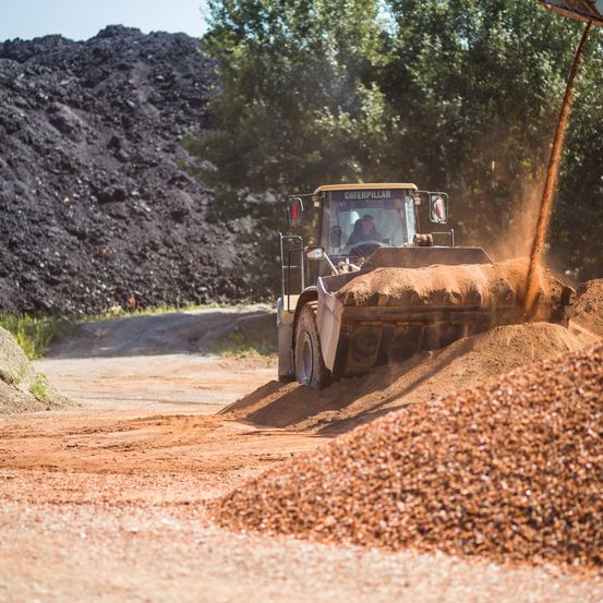 Bild enthält, Gravel, Road, Soil, Machine, Wheel, Bulldozer, Mining, Person