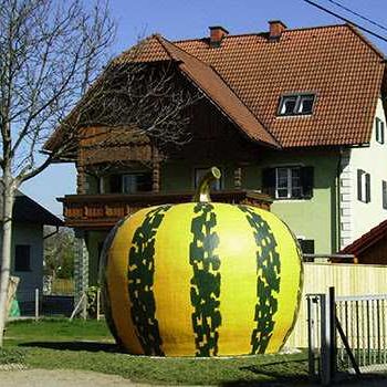Bild enthält, Neighborhood, House, Housing, Villa, Shelter, Food, Produce, Gourd
