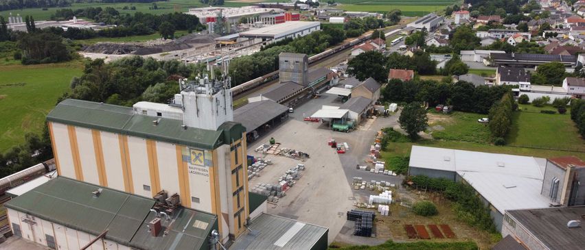 Bild enthält, Outdoors, City, Urban, Building, Monastery, Road, Cityscape, Aerial View, Housing, House