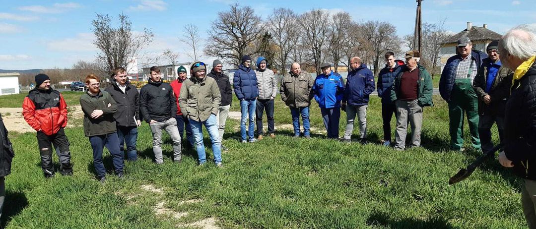 Bild enthält, People, Person, Shovel, Outdoors, Grass, Coat, Nature, Walking, Hoodie, Jeans