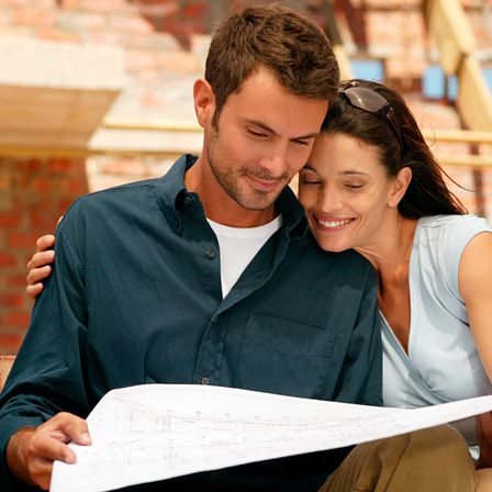 Bild enthält, Adult, Male, Man, Person, Female, Woman, Brick, Reading, People, Face
