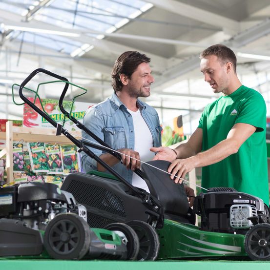 Bild enthält, Grass, Lawn, Device, Adult, Male, Man, Person, Lawn Mower, Wheel, Mowing Lawn