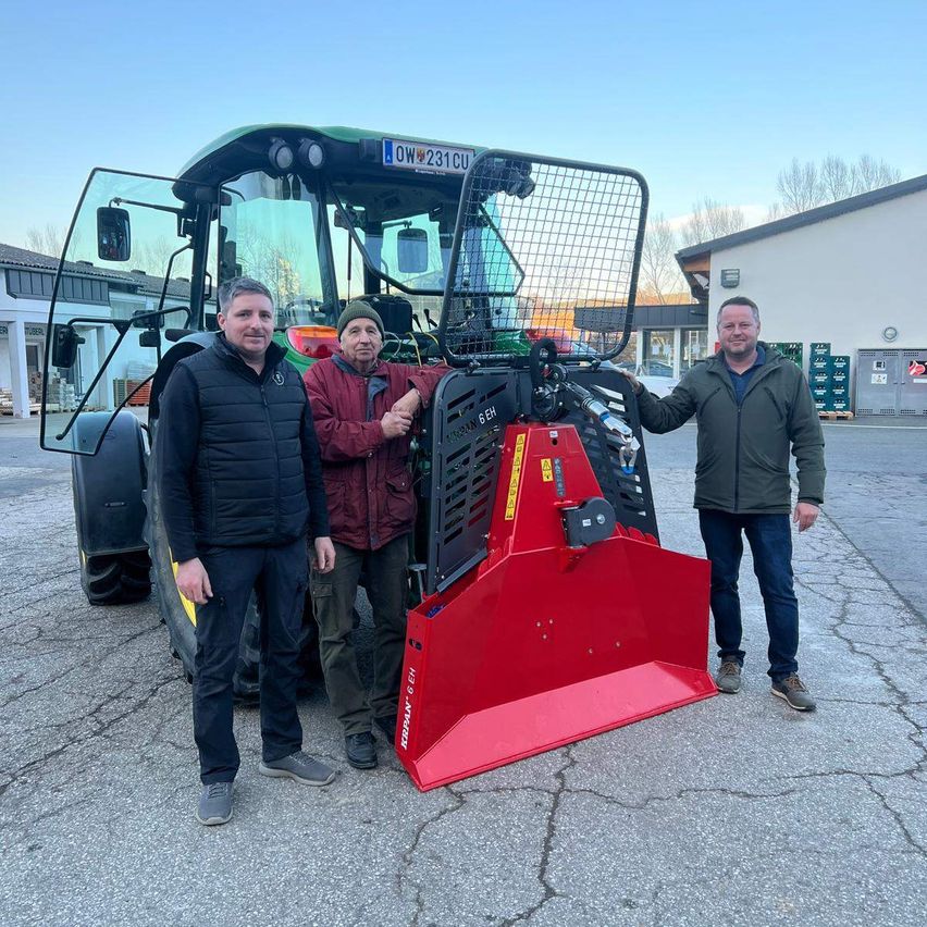 Bild enthält, Machine, Shoe, Adult, Male, Man, Person, Worker, Jeans, Jacket, Face