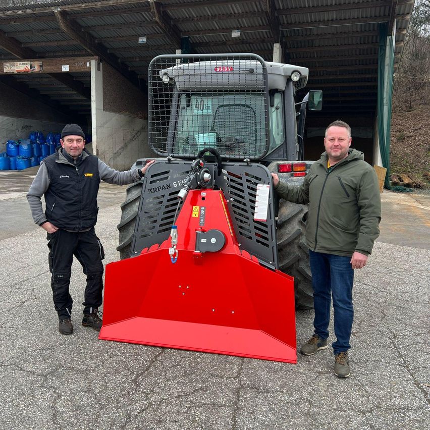 Bild enthält, Adult, Male, Man, Person, Machine, Tractor, Vehicle, Jacket, Bulldozer, Pants