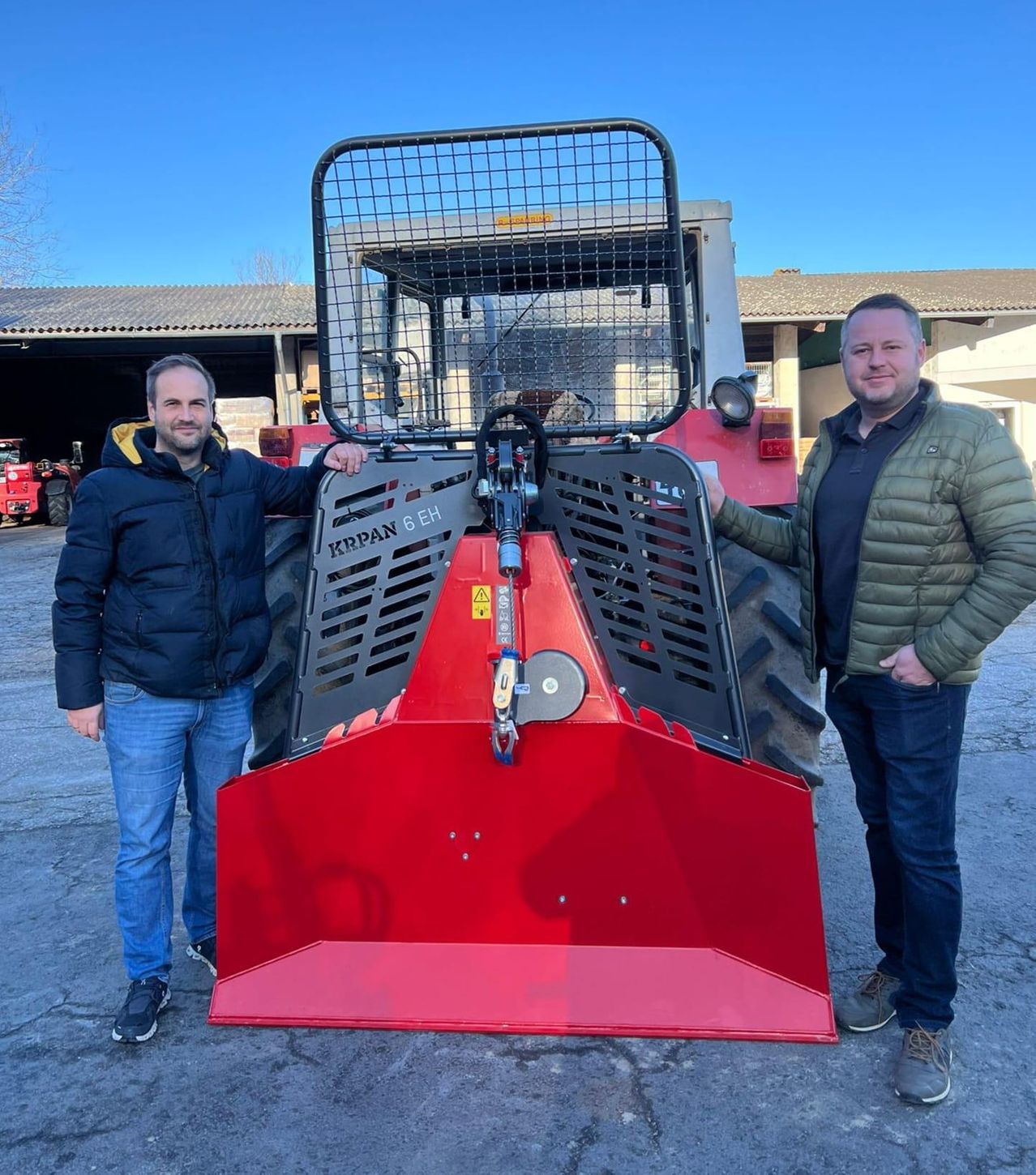 Bild enthält, Machine, Adult, Male, Man, Person, E-scooter, Vehicle, Bulldozer, Coat, Jacket