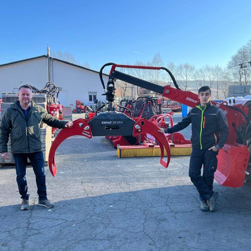 Bild enthält, Person, Worker, Adult, Male, Man, Outdoors, Wheel, Nature, Coat, Tire