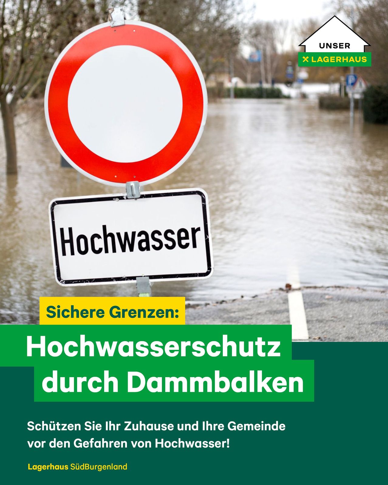 Ein Schild mit der Aufschrift 'Hochwasser' steht in der überfluteten Fläche und zeigt den hohen Wasserstand an. Der Text 'Sichere Grenzen: Hochwasserschutz durch Dammbalken' ist auf einem grünen Hintergrund angezeigt und betont den Hochwasserschutz.