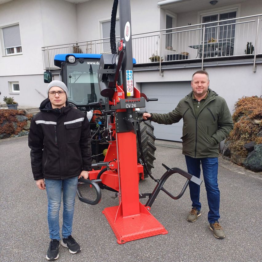 Bild enthält, Pants, Jeans, Coat, Adult, Male, Man, Person, Machine, Jacket, Tire