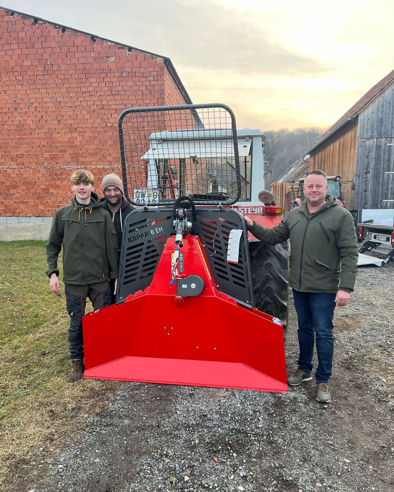Bild enthält, Machine, Adult, Male, Man, Person, Shoe, Jacket, Tractor, Pants, Bulldozer