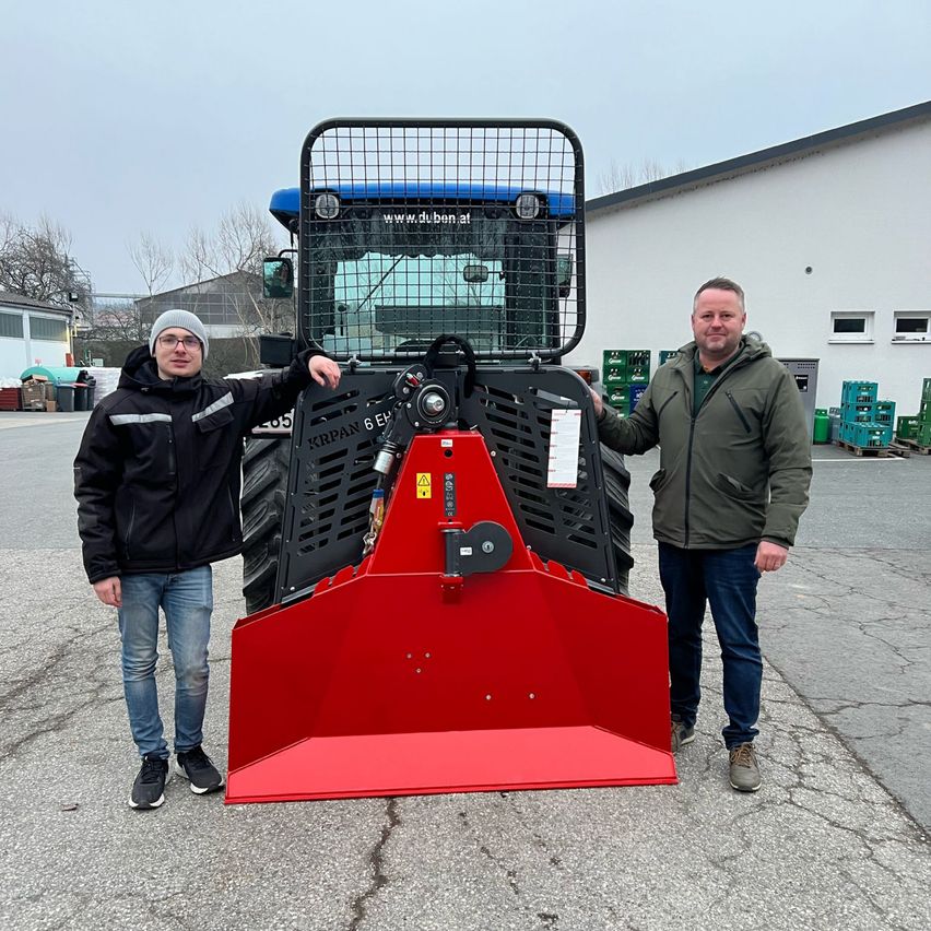 Bild enthält, Adult, Male, Man, Person, Machine, Shoe, Tractor, Glasses, Outdoors, Bulldozer