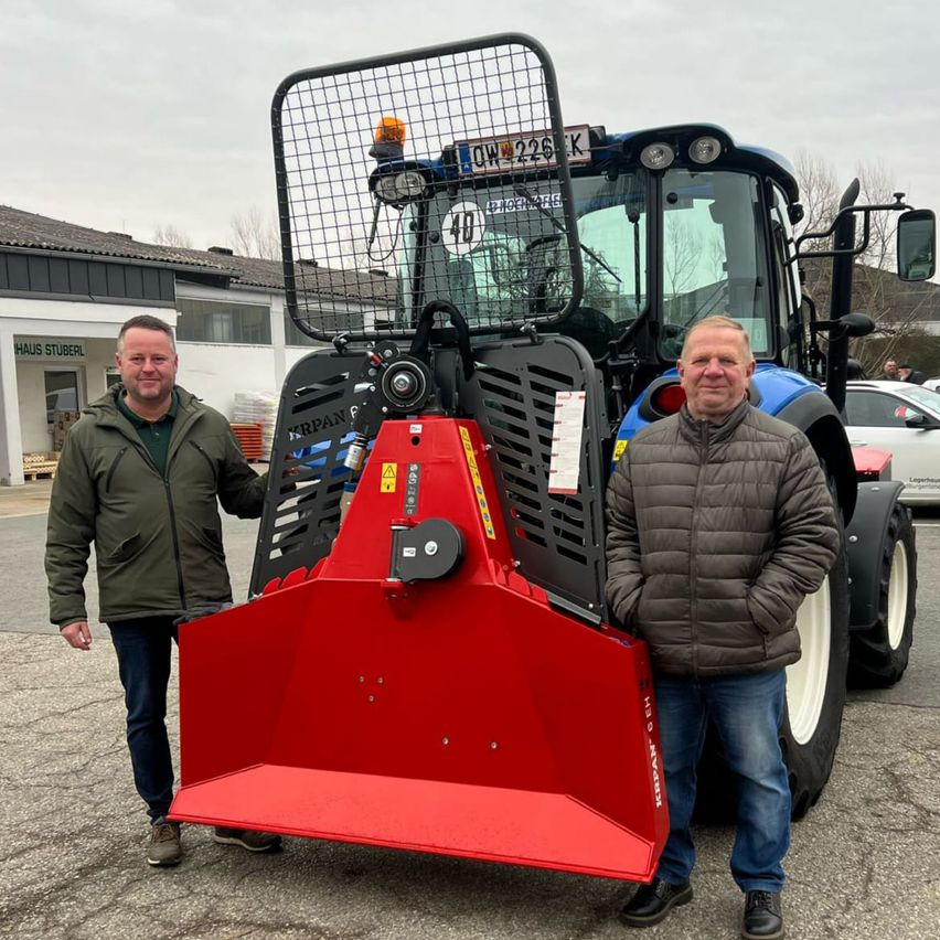 Bild enthält, Machine, Adult, Male, Man, Person, Tractor, Bulldozer, Jacket, Shoe, Car
