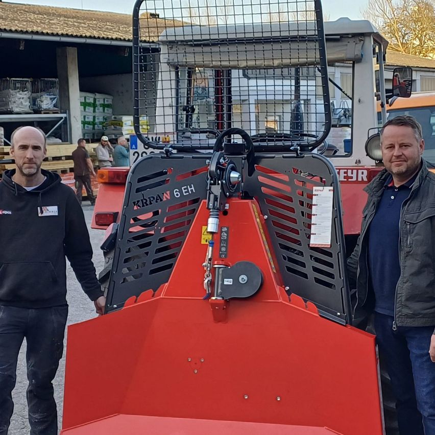 Bild enthält, Machine, Adult, Male, Man, Person, E-scooter, Transportation, Vehicle, Worker, Bulldozer