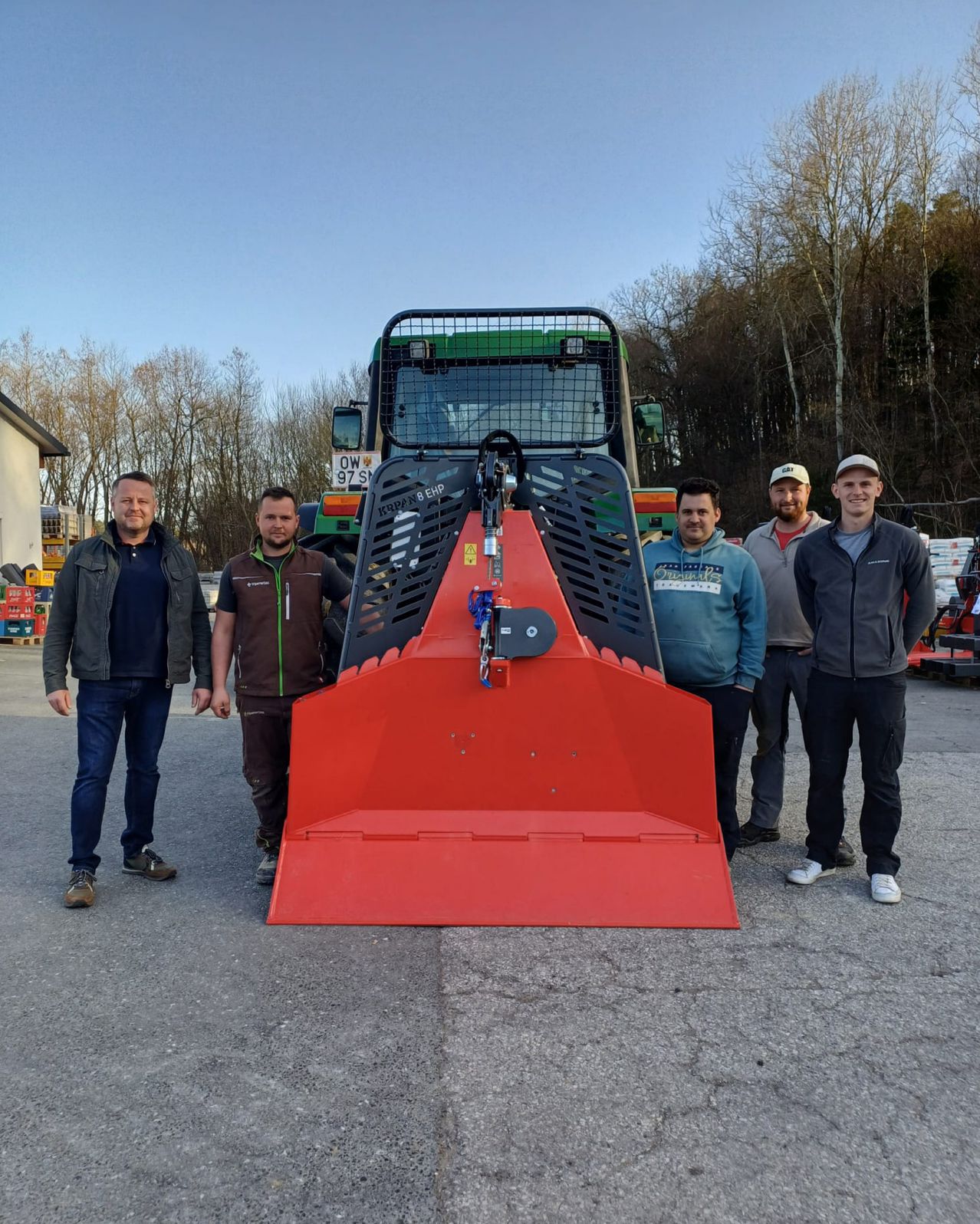 Bild enthält, Adult, Male, Man, Person, Footwear, Shoe, Baseball Cap, Hat, Machine, Bulldozer