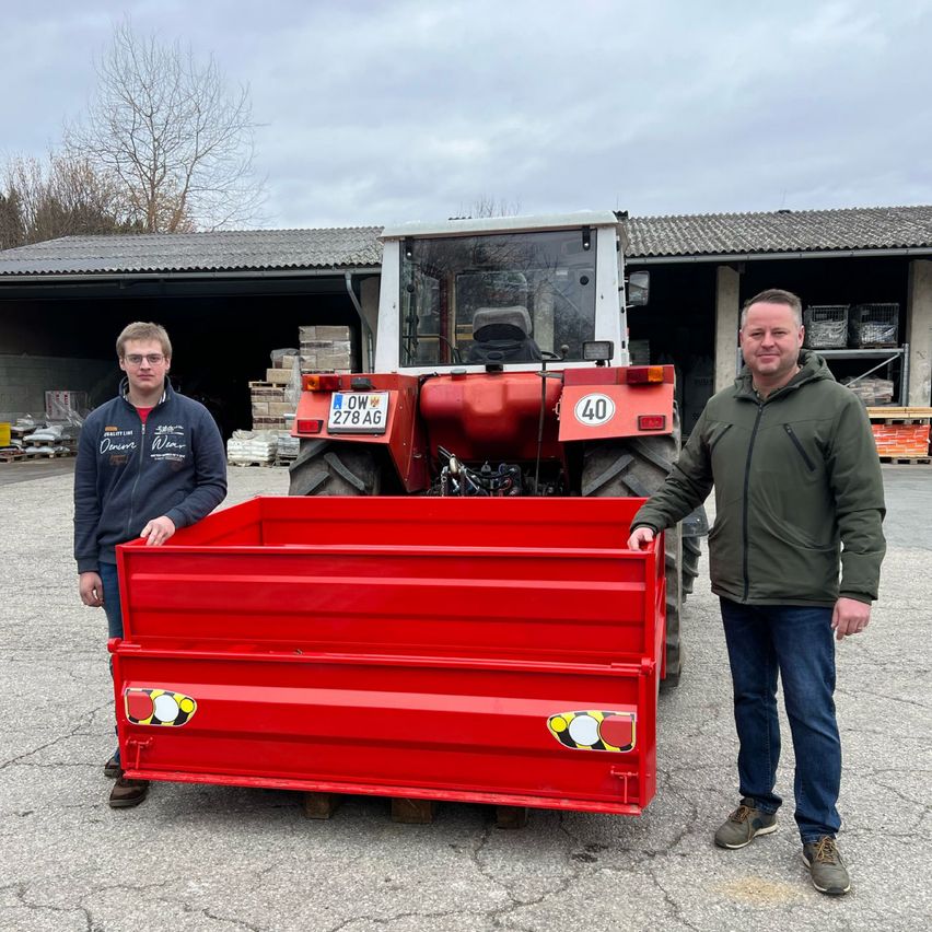 Bild enthält, Bumper, Vehicle, Adult, Male, Man, Person, Pants, Hoodie, Glasses, Worker